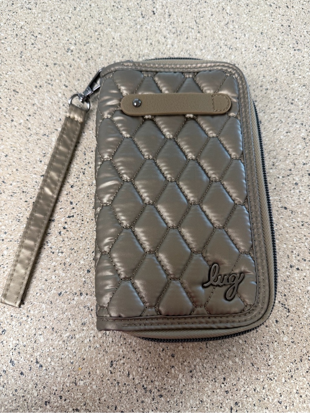 lug Quilted Wristlet Phone Case - Metallic Olive Green